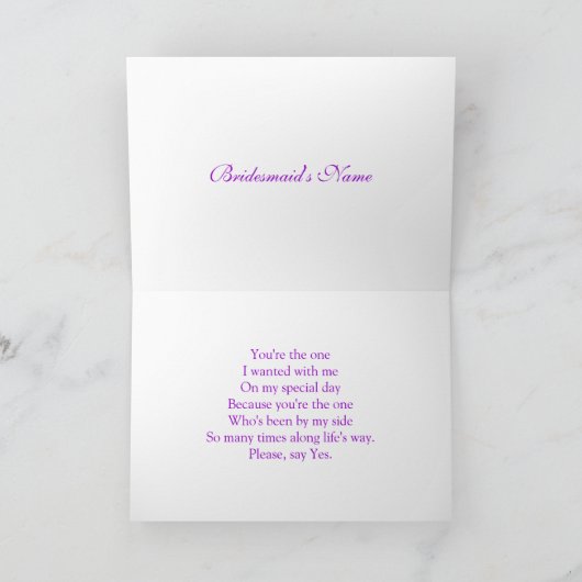 紫の背景にダマスク織の葉模様の縁取りをしたエレガントな白のウェディングドレス　ブライズメイド 招待状 (内部)