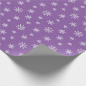 紫の背景に白いクリスマスの雪片 ラッピングペーパー (角)