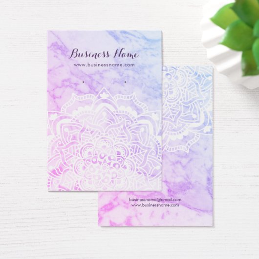 紫の背景のイヤリングカードにホワイトマンダラ (デスク)