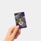 紫の背景のスチームパンクのクモ バッジ (手持ち)