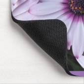 紫の背景を持つライトパープル花びら マウスパッド (コーナー)