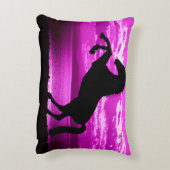 紫の背景枕を持つ黒の飼育馬。 アクセントクッション (裏面(縦))