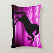 紫の背景枕を持つ黒の飼育馬。 アクセントクッション (正面(垂直))