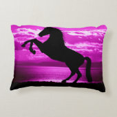 紫の背景枕を持つ黒の飼育馬。 アクセントクッション (裏面)