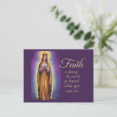 紫の背景美しい信仰の引用文とマリア ポストカード (スタンド正面)