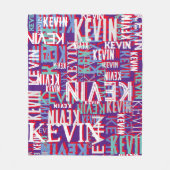 紫の色で繰り返されたKEVINモダン名 フリースブランケット (正面)