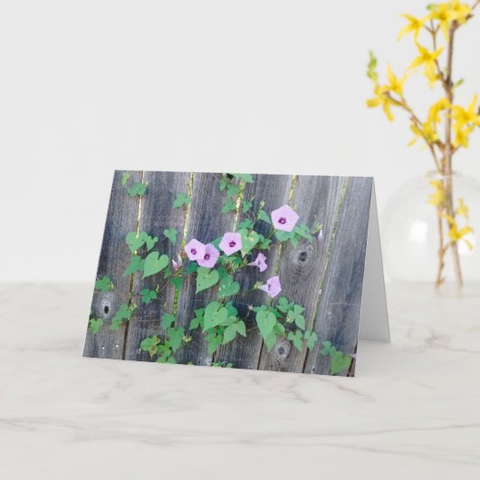 紫の花がフェンス悔やみや弔慰 カード (黄色い花)