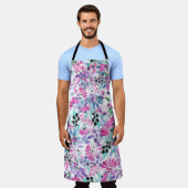 紫の花とベリー、ブルーのシームレスな模様 エプロン (着用した状態)