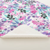 紫の花とベリー、ブルーのシームレスな模様 シェルパブランケット (3/4)