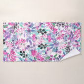 紫の花とベリー、ブルーのシームレスな模様 バスタオル (バスタオル)