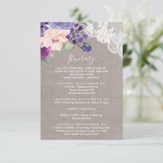 紫の花とレースの結婚週末の日程 エンクロージャーカード (スタンド正面)