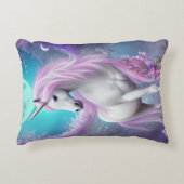 紫の花と月を持つ白いユニコーン アクセントクッション (正面)