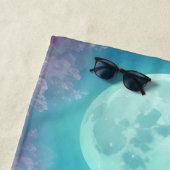 紫の花と月を持つ白いユニコーン ビーチタオル (インサイチュ)