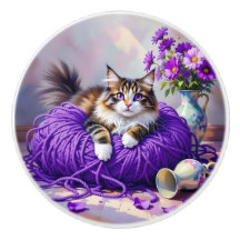 紫の花と毛糸で遊ぶかわいい猫