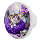 紫の花と毛糸で遊ぶかわいい猫 セラミックノブ (右)