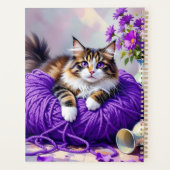 紫の花と毛糸で遊ぶかわいい猫 プランナー手帳 (裏面)