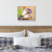 紫の花に白い孔雀の蝶 キャンバスプリント (インサイチュ (寝室))