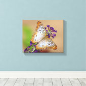 紫の花に白い孔雀の蝶 キャンバスプリント (インサイチュ (ウッドフロア))