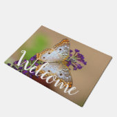 紫の花に白い孔雀の蝶 ドアマット (アングル)