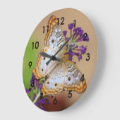 紫の花に白い孔雀の蝶 ラージ壁時計 (傾斜)