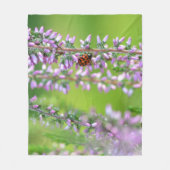 紫の花のテントウムシ フリースブランケット (正面)