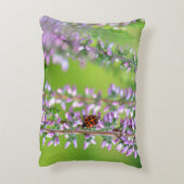 紫の花のラディバード –  アクセントクッション (裏面(縦))