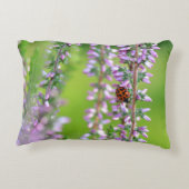 紫の花のラディバード –  アクセントクッション (裏面)