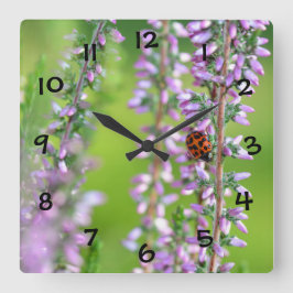 紫の花の上のてんとう虫 スクエア壁時計