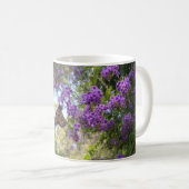 紫の花の上のオオカナダモンガラ コーヒーマグカップ (正面右)