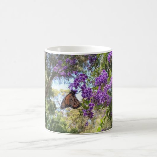 紫の花の上のオオカナダモンガラ コーヒーマグカップ (中央)