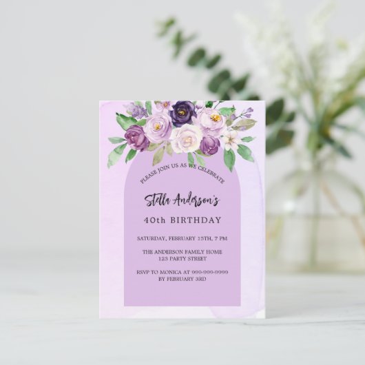 紫の花の緑のアーチ誕生日 インビテーションポストカード (スタンド正面)