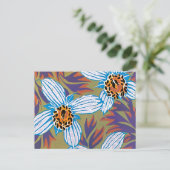 紫の花を持つ白い離れ花 ポストカード (スタンド正面)