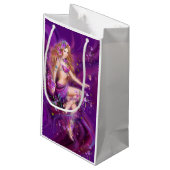 紫の花を持つ美しいファンタジーの女性 スモールペーパーバッグ (裏面アングル)