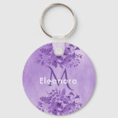 紫の花模様モノグラム名ヴィンテージ キーホルダー (正面)