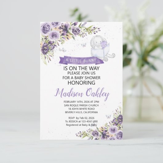 紫の花模様小さなバニーの赤ちゃんシャワー 案内状 (スタンド正面)