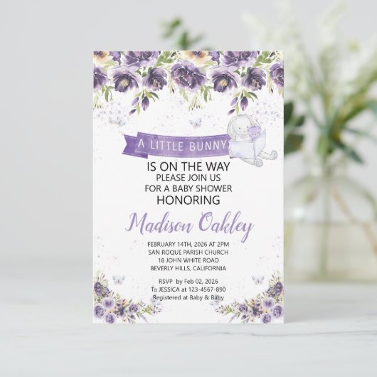 紫の花模様小さなバニー赤ちゃんシャワー発表 案内状 (スタンド正面)