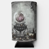 紫の華美クリスタルボールとウィッチクラフトのアイテム スリム缶クーラー (正面)