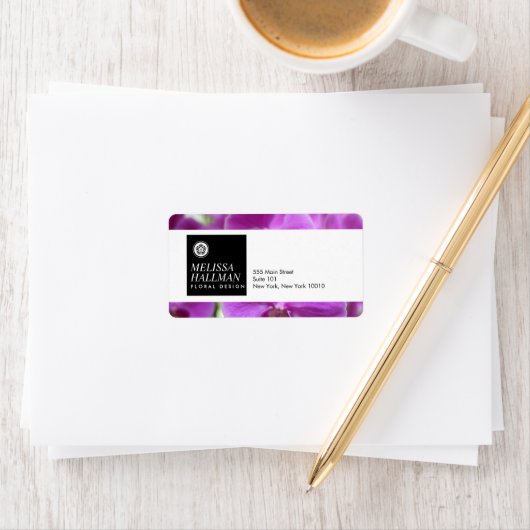 紫の蘭とミニマルなルクセのフローラロゴ ラベル (インサイチュ)