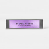 紫の虹色の背景の黒いアクセント デスクネームプレート (正面)
