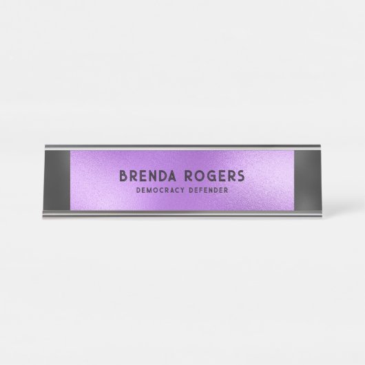 紫の虹色の背景の黒いアクセント デスクネームプレート (正面)