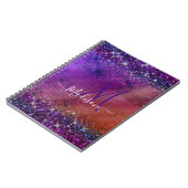 紫の虹色ブラシ付き金属グリッターモノグラムn ノートブック (左側)