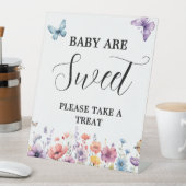 紫の蝶のベビーは甘い赤ちゃんシャワーの好意 台座サイン (インサイチュ)