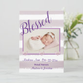 紫の賛美フォトスクリプトのパーソナライズ誕生 案内状 (スタンド正面)