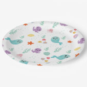 紫の赤ん坊の下で魚の水を浴びる ペーパープレート (アングル)