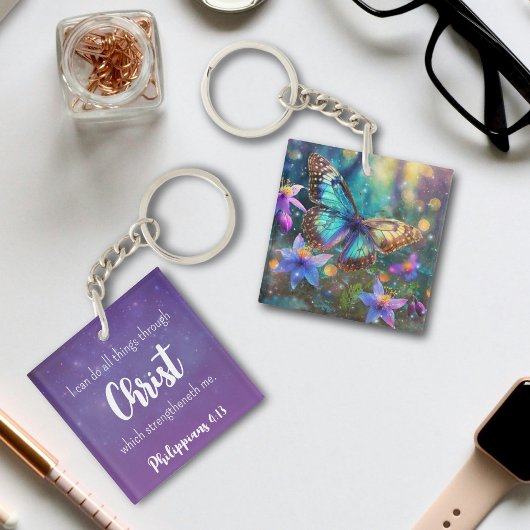 紫の輝くピリピ4:13節の蝶 キーホルダー
