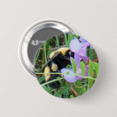 紫の野の花に止まるF2ビー 缶バッジ (正面&裏面)
