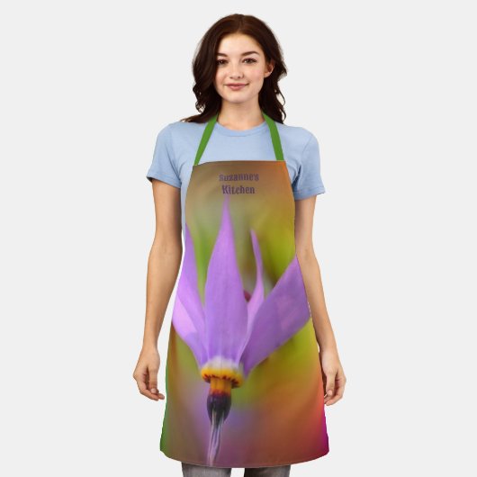 紫の野パーソナライズされた花 エプロン (着用した状態)