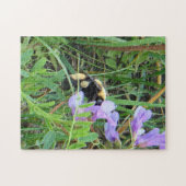 紫の野生の花に止まるF2野生の蜂 ジグソーパズル (横)