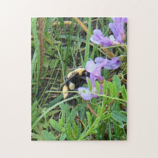 紫の野生の花に止まるF2野生の蜂 ジグソーパズル (縦)