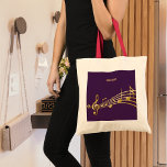 紫の金ゴールド音符の名前monogram トートバッグ<br><div class="desc">音楽シンプル好きエレガントのために!紫の背景とフェイク金ゴールド音楽ノート。テンプレートあなたの名前は、黄金の手文字のスタイルスクリプト。</div>